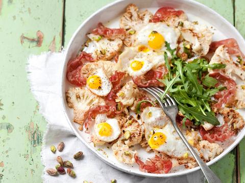 Gebakken bloemkool met pancetta en kwarteleitjes