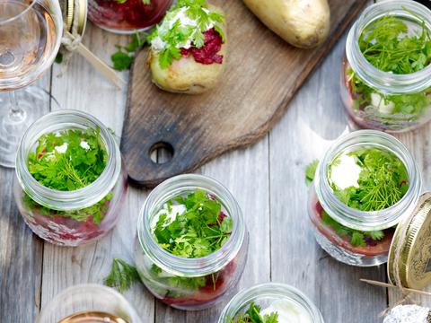 Gepofte aardappelen met bietjestartaar en mierikswortelroom