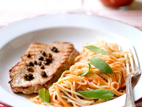 Kalfslapjes met pasta en tomatensaus