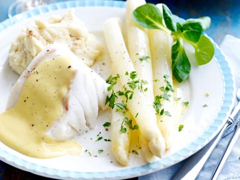 Kabeljauwhaasje met asperges en hollandaisesaus