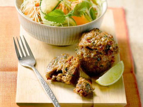 Oosterse gehaktbroodjes met noedelsalade