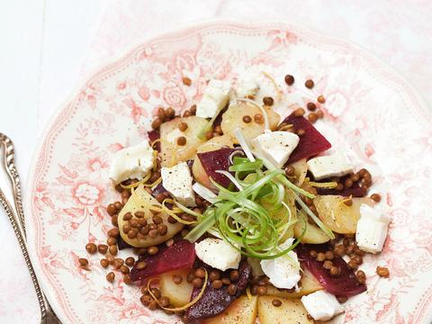 Lauwe aardappelsalade met linzen, rode bieten en geitenkaas