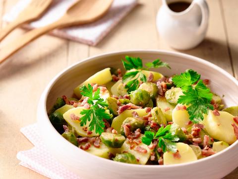 Aardappelsalade met spruitjes en gerookt spek
