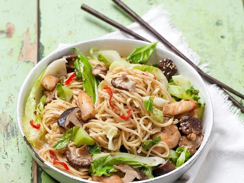 Gewokte paksoi met shiitakes en kip