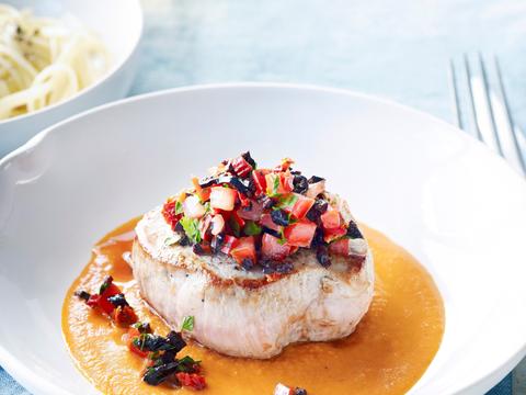 Kalfsmedaillon met saus van geroosterde tomaat en olijvenrelish