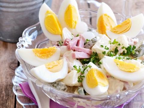 Aardappelsalade met eieren en ham