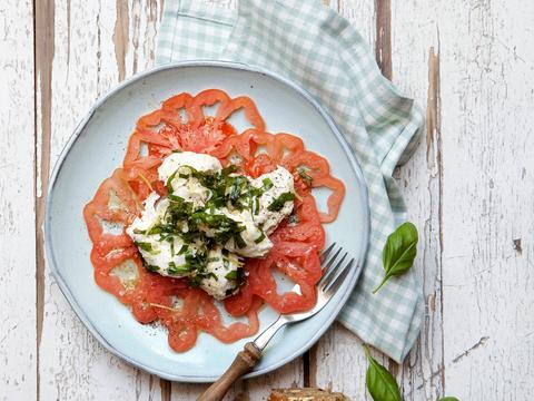 Carpaccio van coeur de boeuf-tomaten met gemarineerde mozzarella