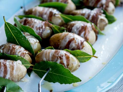 Aardappelspiesjes met spek en laurier