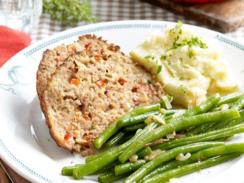 Gehaktbrood met rode paprika, puree en boontjes