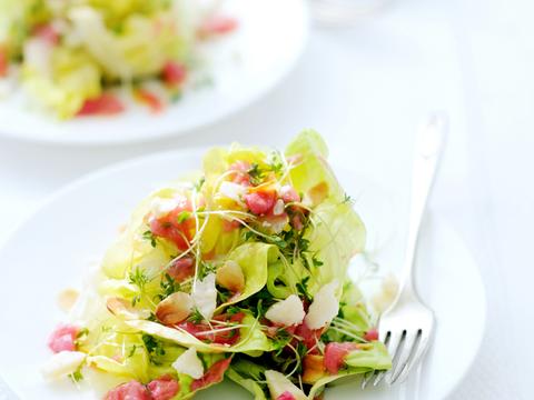 Salade met oude geitenkaas en rabarber-honingvinaigrette