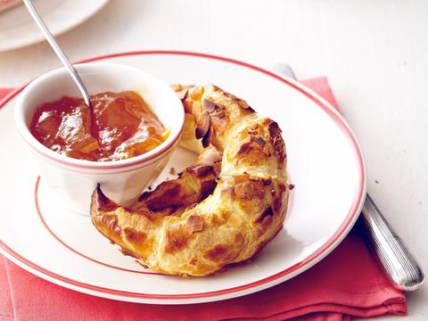 Amandelcroissants met abrikozenconfituur