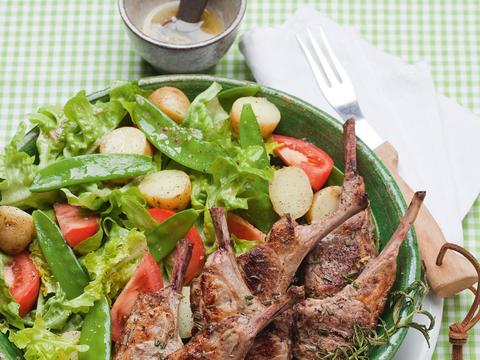 Provençaalse aardappelsalade met groene boontjes en lamskoteletjes