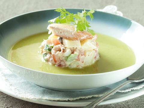 Erwtensoep met torentje van garnaal en gerookte forel