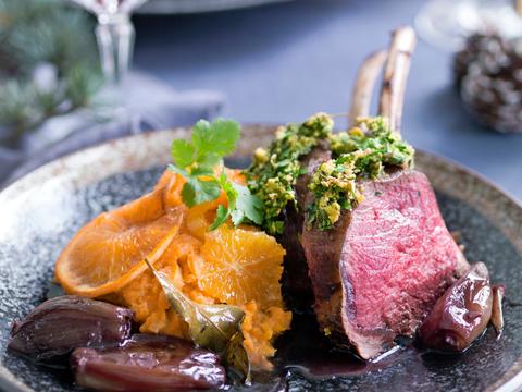 Hertenrack met kruidenkorst, zoeteaardappelpuree en in wijn gesmoorde sjalotjes