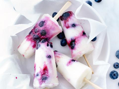 Yoghurtijsjes met blauwe bessen en honing