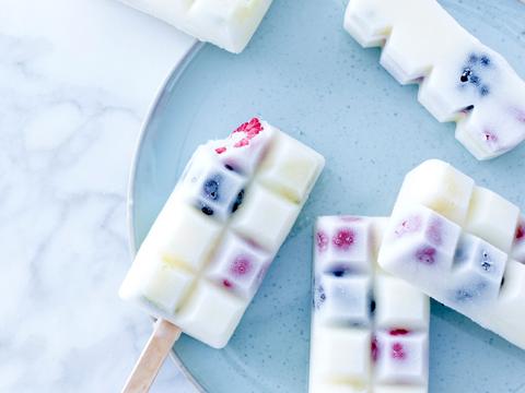 Yoghurtijsjes met stukjes fruit
