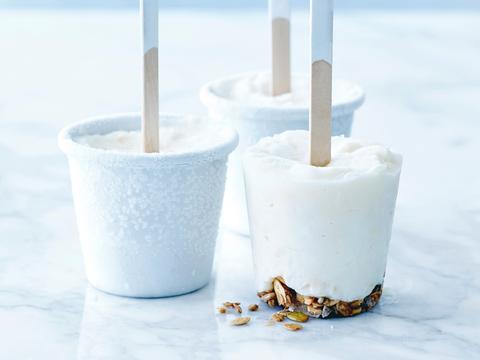 Yoghurtijsjes met gember, citroen en granola