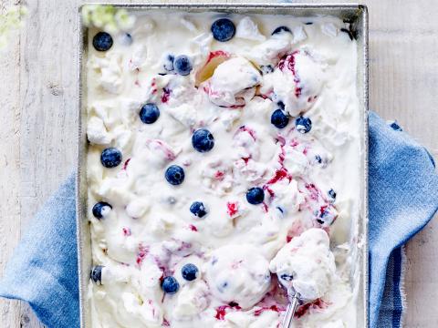 Cheesecake-ijs met frambozen en blauwe bessen