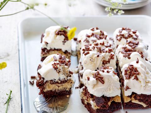 Brownie-ijstaart met mokka en chocoladeschilfers