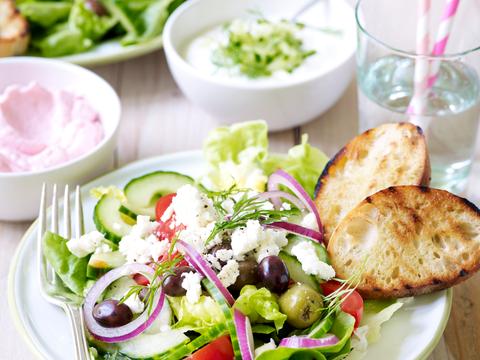 Klassieke Griekse salade met feta en tzatziki