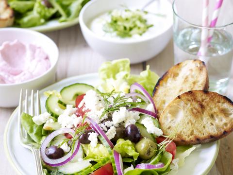 Klassieke Griekse salade met feta en tzatziki