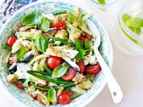Panzanella met ciabatta, tomaten en mozzarella