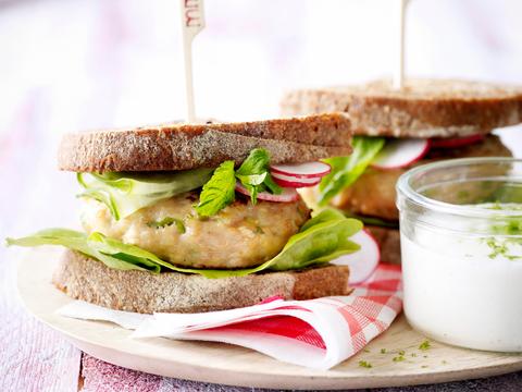 Kippenburger met radijsjes