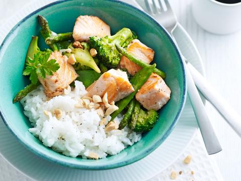 Wok met zalm en groene groenten