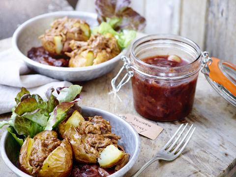 Gepofte aardappel met stoofvlees en pruimenchutney