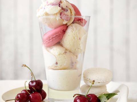 Vanille-ijs met kersen en macarons