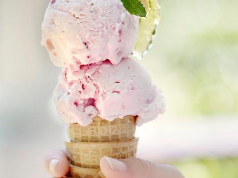 Frozen yoghurt met aardbei en amandel