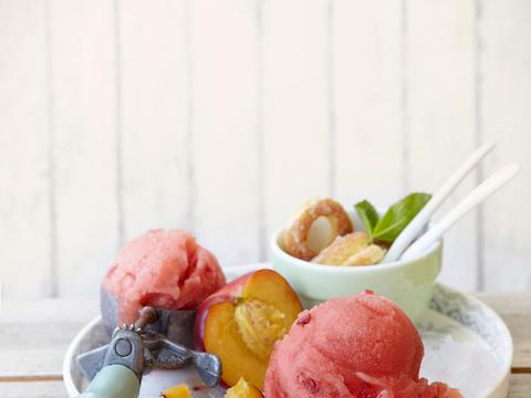 Nectarine-pruimensorbet met bladerdeegdonuts