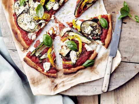 Pizza met geitenkaas en mediterrane groenten