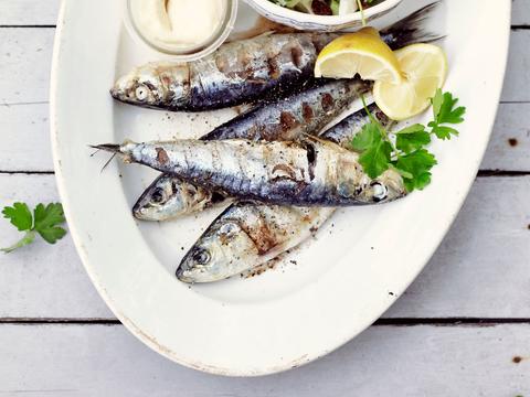 Couscoussalade met gebakken sardines en aiolie
