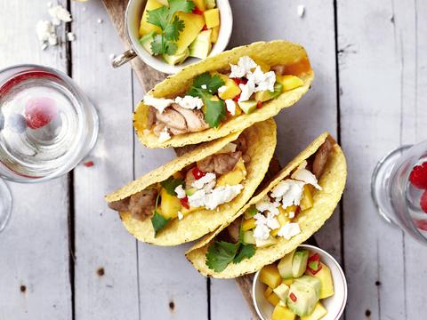Taco's met gegrilde kip, feta en mangosalade