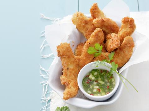 Chickensticks met meloensalsa