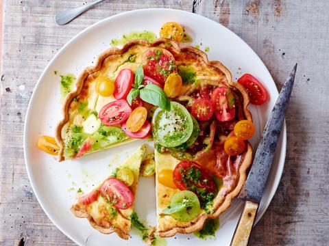 Parmezaantaart met tomaten en pesto