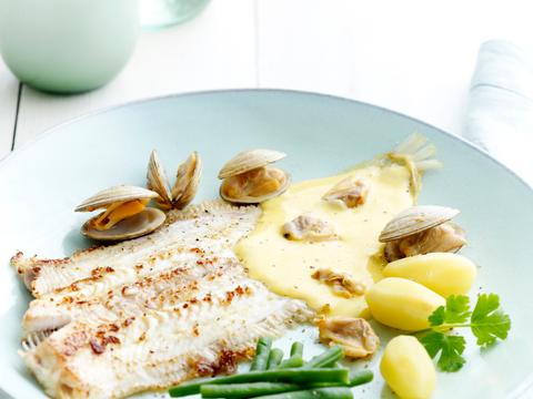 Zeetong met sabayon van schelpjes