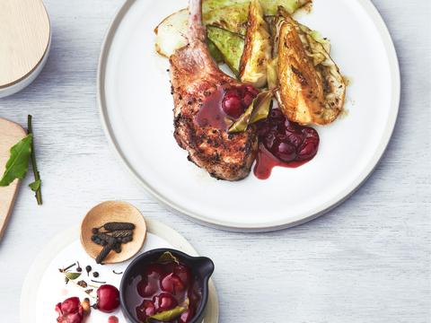 Kotelet van Ibéricovarken met kool en kriekensaus