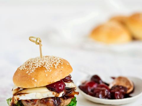 Burger met brie, spek en kriekjes