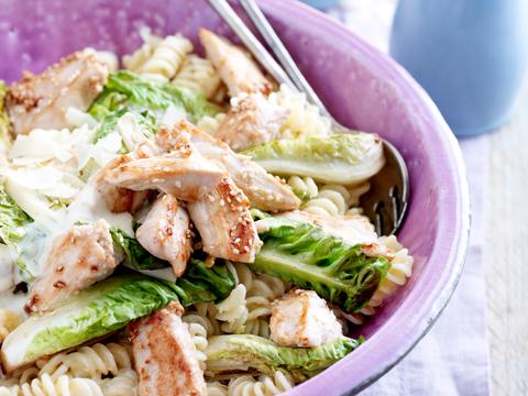Caesar salad met volkorenpasta