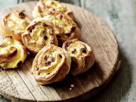 Rozijnrolletjes met kaneel en amandel