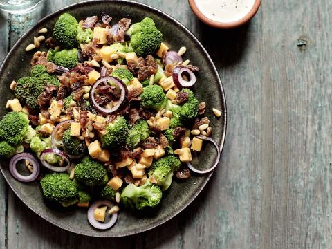 Salade met broccoli en rozijnen