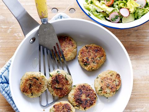 Quinoakoekjes met avocadosalade