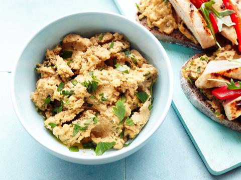 Boterham met hummus en kip