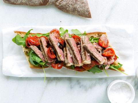 Steak sandwich met rucola en tomatensalsa