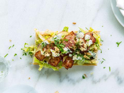Ciabatta met spek en waldorfsalade