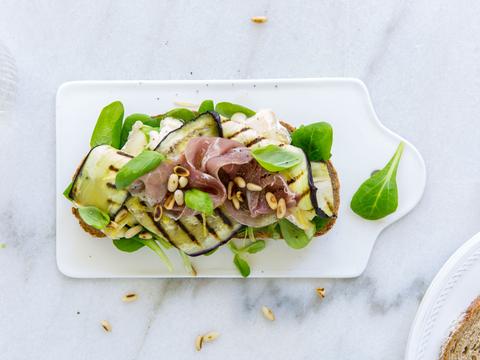 Boterham met brie en prosciutto