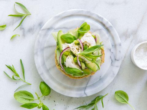 Pistolet met avocado, ijsbergsla