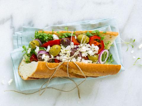 Stokbrood met Griekse salade